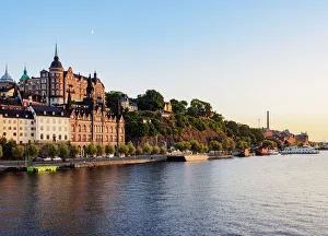 Blick über Riddarfjärden hinweg zu Södermalm beim Sonnenuntergang in Stockholm im Stockholms län Schweden