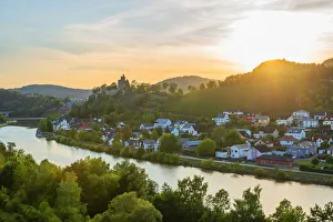 Blick auf Saarburg mit dem Schloss von Saarburg und der FlussSaar in Rheinland-Pfalz Deutschland