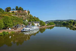 Blick auf Saarburg mit dem Schloss von Saarburg und der River-Saar in Rheinland-Pfalz Deutschland