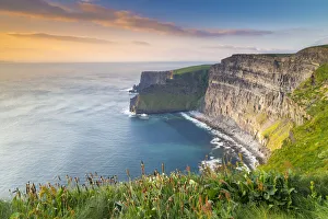 Western Europe Coastal Views Drucke: View of a sunset at the Cliffs of Moher. County Clare, Munster province, Ireland