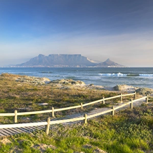 Blick auf den Table Mountains von Bloubergstrand in Kapstadt im Westkap am Südafrika