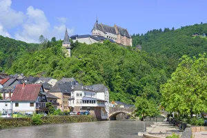 Drucke von Blick auf Vianden mit Burg, Kanton Vianden, Luxemburg Luxemburg Drucke: Blick auf Vianden mit Schloss, Kanton Vianden, Luxemburg