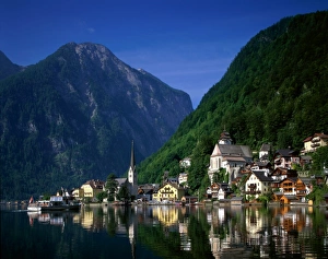 Dorf mit Bergen und See, Hallstatt im Salzkammergut Österreich