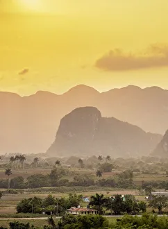 Vinales Valley Cuba Drucke: Vinales Valley at sunset, elevated view, UNESCO World Heritage Site