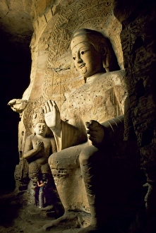 Chinesisch Drucke: Besucher neben einer der Buddhasstatuen an dem fünften
