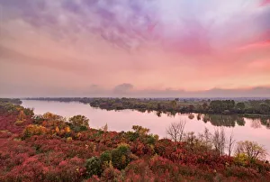 Fluss Vistula am Sonnenuntergang aus der erhöhten Perspektive in Kaliszany Kolonie im Powiat Lubelski Woiwodschaft Podlachien Polen