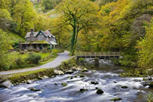 Devon Drucke: Das Haus am Wasser im Herbst im Exmoor-Nationalpark, Devon, England