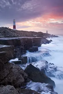 Wellen krachen gegen die Felswände nahe der Leuchtturm in Portland-Bill, Dorset, England