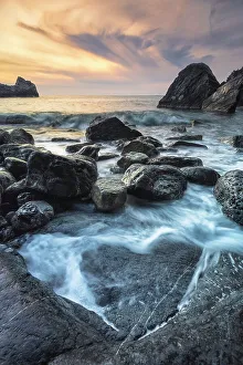 Northern Italy Landmarks Drucke: The waves form a heart on the cliffs of Byron Cave