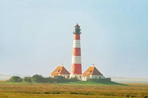 Fernsicht der Leuchtturm gegenüber dem Himmel in Westerhever an der Eiderstedter Halbinsel im Norden von Friesland und Schleswig-Holstein in Deutschland
