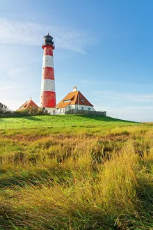 Fernsicht der Wetterhever-Laterne gegen den Himmel in Westerhever auf dem Eiderstedter Halbinsel im Norden von Friesland und Schleswig-Holstein in Deutschland