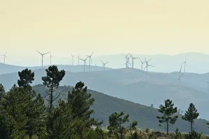 European Wind Power Drucke: Wind generators in the Gardunha mountain range. Beira Baixa, Portugal