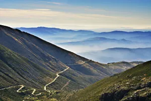 Europe Mountain Landscapes Drucke: Winding road to the Acor mountain range. Serra da Estrela Nature Park, Portugal
