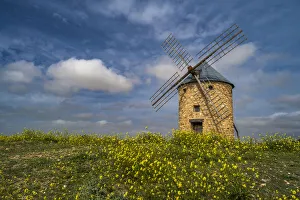 Traditional Spanish Windmills Drucke: Windmill in a scenic spring landscape, Belmonte, Castilla-La Mancha, Spain