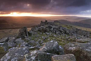 UK Scenic Views Drucke: Winter sunrise viewed from Sharpitor, Dartmoor, Devon, England. Winter