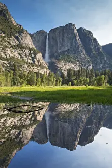 Jungfernfall spiegelt sich im Flussbett eines Hochwasserpools einer Wiese im Tal von Yosemite, Kalifornien, USA