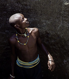 Africa Ethnic Groups Drucke: Young Datoga man in a well