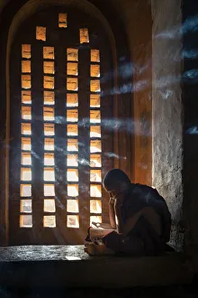 Drucke von Ein junger Mönch studiert an einer Fensterseite in einem Tempel innerhalb der UNESCO-Bagansite im Shan State Myanmar Drucke: Ein junger Mönch studiert an einer Fensterseite in einem Tempel innerhalb der UNESCO-Bagatsite im Mandalayschen Bezirk