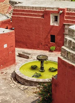 Drucke von Plaza Zocodobre auf dem Hügel mit Blick auf das Kloster der heiligen Katharina in Arequipa im Peruanischen Andenland Arequipa Drucke: Plaza Zocodobre mit Blick von oben und dem Kloster der heiligen Katharina in Arequipa