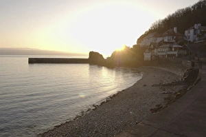 Babcombes Strand am Sonnenuntergang Babcombe, Torquay, Süddevon, Großbritannien. (RR)
