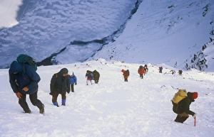 Kletterer erklimmen den Helvellyn im englischen Bergland (Lake District), Großbritannien, im Winter. Solche Wintersportbedingungen waren früher eine regelmäßige Erscheinung. Klimawandel hat zu einer Folge von warmeren Wintern geführt, was solcher Frostwetter wie diesen selten sind