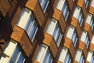 Bauhausmerkmal eines modernen Wohneigenschaftsfensters mit Musterbildern