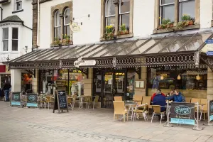 England, Kumbrien, Keswick ist der Standort von Brysons Teestube und Handwerksbäckerei am Hauptstraße