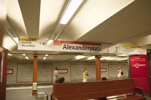 Deutschland Berlin Mitte Alexanderplatz U-Bahn-Stationplattform