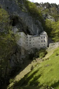 Slowenien Burg von Prejdama Mittelalterlicher Schloss, das halbway hinauf auf eine Höhe von 123 Metern steil bergig erbaut ist