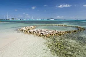 WEST INDIES St Vincent und die Grenadinen Unioninsel Knochenhäuschen auf der Strandpromenade am Clifton Harbour mit Yachten