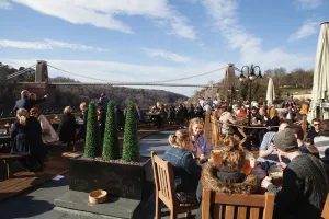 Drucke von England, Bristol, Trinker auf der Terrasse des White Lion Bars mit Blick auf den Klifton-Suspensionbrücke Clifton Drucke: England, Bristol, Trinker auf der Terrasse des Weißen Löwenhauses mit Blick über die