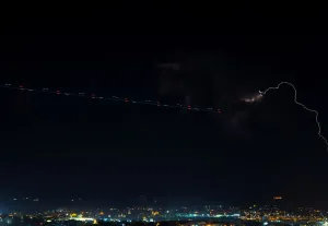 Ein Flugzeugspur wird bei einem Blitzsturm nahe der Stadt Mdina gesehen
