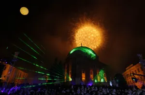 Drucke von Sprengkraftwerke detonieren über das Hauptplatz von Pécs, ca. 196 km südlich der ungarischen Hauptstadt Budapest, am 10 Ungarn Drucke: Feuerwerk explodiert über das Hauptplatz von Pécs