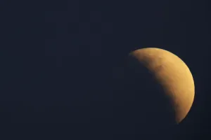 Drucke von Ein Mond wird während eines teilweisen Mondwinters in Brasilien am 16. Juli 2019 gesehen. Reuters/UESLEI MARCELINO - RC132A56635 Eclipse Drucke: Ein Mond wird während eines teilweisen Mondes im Widerspruch zu sehen in Brasilien