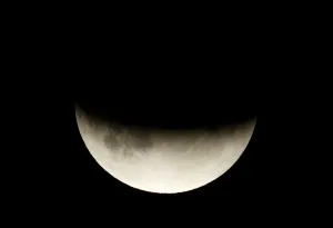 Drucke von Ein teilweiser Mondfinsternis wird am 16. Juli 2019 in Berlin Deutschland gesehen Reuters/Fabrizio Bensch - RC16D89306F0 Eclipse Drucke: Ein teilweiser Mondfinsternis wird in Berlin gesehen