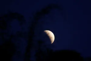 Drucke von Ein teilweiser Mondfinsternis wird am 16. Juli 2019 im brasilianischen Brasília gesehen. Reuters/Adriano Machado - RC1104CCB750 Brasilia Drucke: Ein teilweiser Mondfinsternis wird in Brasília gesehen