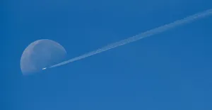 Lords Cricket Ground London Drucke: A plane flies in front of the moon