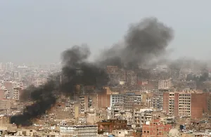 Drucke von Schwarzes Rauch von unbekannter Quelle steigt über Kairo (Agypten), dem 14. März 2018. Reuters/Amr Abdallah Dalsh Ägypten Drucke: Schwarzes Rauch von unbekannter Quelle steigt über Kairo auf
