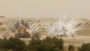 Drucke von Sprengungen werden während der Mitglieder von Sicherheitskräften des Hamas und Mitglieder einer Einheit für Scharwachter der Vereinten Nationen an einem unexplodierten Munitionsgut arbeiten Palästinenser Drucke: Sprengungen werden gesehen, während Mitglieder der Sicherheitskräfte von Hamas daran arbeiten