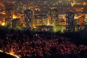 Bosnien Und Herzegowina Drucke: Allgemeiner Blick auf das Friedhof am Crkvicko-Hügel in Zeniza