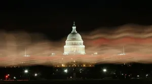 Illuminated Balloons im langen Belichtungsbild den Himmel vor der US-amerikanischen Botschaft färben.