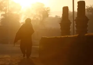 Drucke von Licht beleuchtet eine Anhängerin als sie nach der Anbietung von Gebeten während des Festival 'Swasthani Brata Katha' im nepalesischen Bhaktapur am 2. Januar 2018 zurückkehrt, Reuters/Navesh Chitrakar Religion Drucke: Das Licht beleuchtet einen Gläubigen