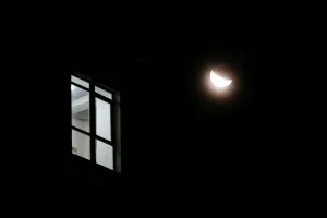Drucke von Das Licht leuchtet im Fenster eines Gebäudes während einer teilweisen Mondfinsternis von Jewpatorija, Krim am 17. Juli 2019. Reuters/ Alexej Pawlischak Eclipse Drucke: Die Lichter leuchten im Fenster eines Gebäudes während einer teilweisen Mondfinsternis an