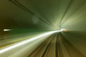 Ein langer Belichtungszeit wird von einem Zug aufgenommen, der durch den NEAT Gotthard Basistunnel fährt