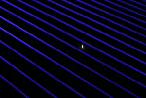 Total Lunar Eclipse Drucke: The moon is seen during the beginning of a total lunar eclipse through the structures of
