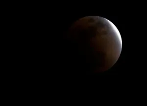 Drucke von Ein voller Mond wird während eines lunaren Eclipses am Tag der chinesischen New Year (Neujahr) im Januar von einem Menschen fotografiert; die Person ist nicht zu sehen in dieser Bildung Eclipse Drucke: Ein voller Mond wird während eines lunaren Eclipses in Peking gesehen