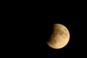 Drucke von Der Mond wird während eines teilweisen Mondes von einem Halbmond im Venedig Italien am 16 Juli 2019 gesehen. Reuters/Manuel Silvestri Eclipse Drucke: Die Sonne ist während eines Mondhalbmond-Eclipses in Venedig sichtbar