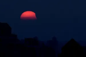 Eclipse Drucke: Ein Sonnenuntergang mit einem teilweisen Mondfinsternis wird von Shanghai beobachtet