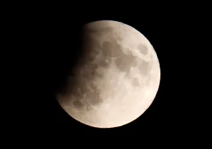 Drucke von Ein teilweiser Mondfinsternis wird am 16. Juli 2019 in Berlin Deutschland gesehen. Reuters/Fabrizio Bensch Eclipse Drucke: Ein teilweiser Mondfinsternis wird in Berlin gesehen