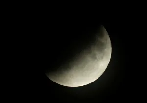 Ein Teil eines Mondes Eclipses wird in Berlin gesehen